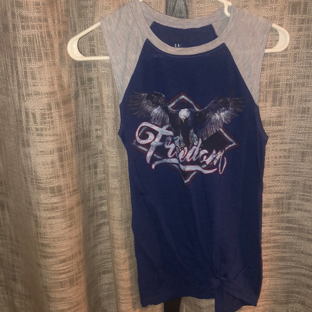 Sleeveless shirt